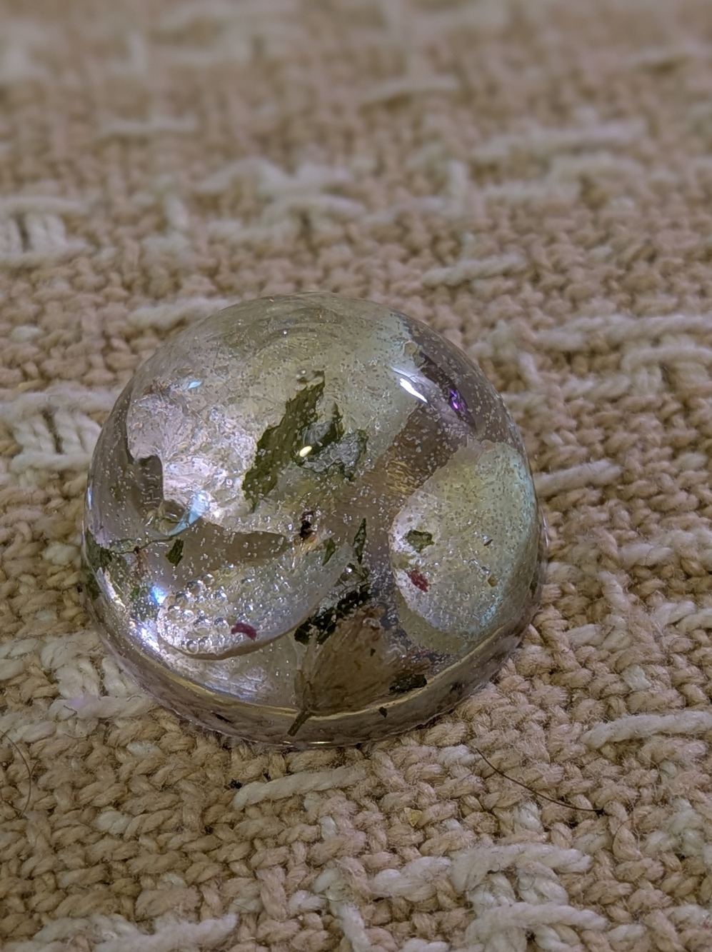 🌿 Little Handmade Plant & Floral Resin Sphere - Picture 2 of 4